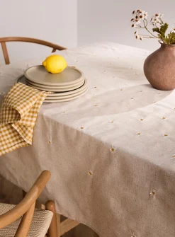 Daisies embroidered tablecloth