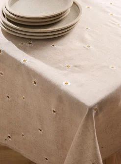 Daisies embroidered tablecloth
