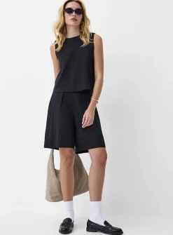 Deep pleating high-waisted short