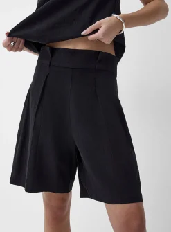 Deep pleating high-waisted short