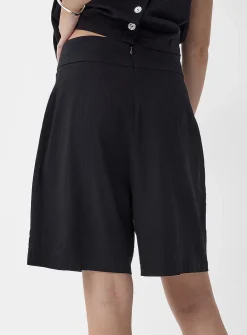 Deep pleating high-waisted short