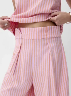 Deep pleating high-waisted short