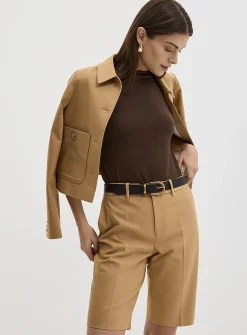 Dense pleated Bermuda short