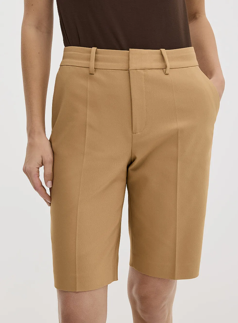 Dense pleated Bermuda short
