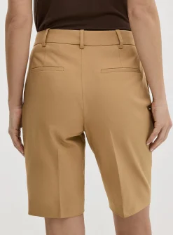 Dense pleated Bermuda short