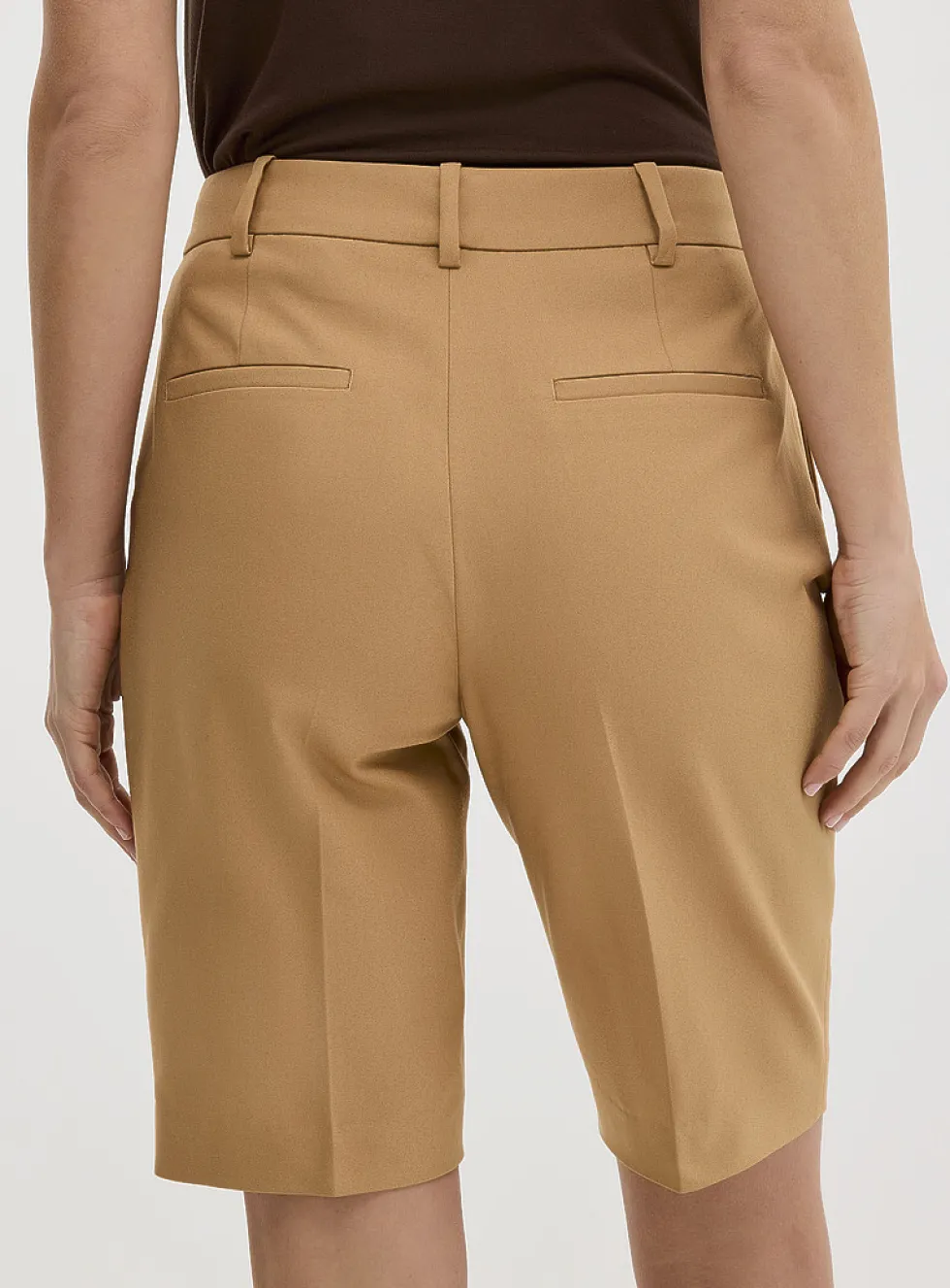 Dense pleated Bermuda short
