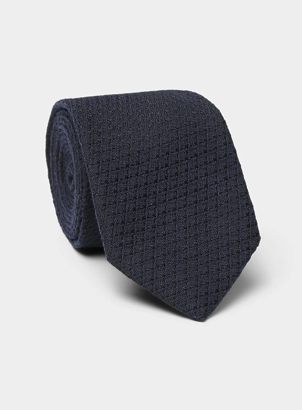 Diamond pattern textured tie