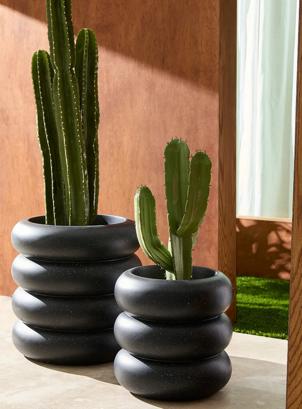 Donut tiered indoor/outdoor planter
