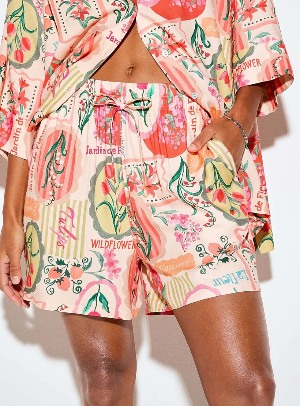 Drawstring-waist short