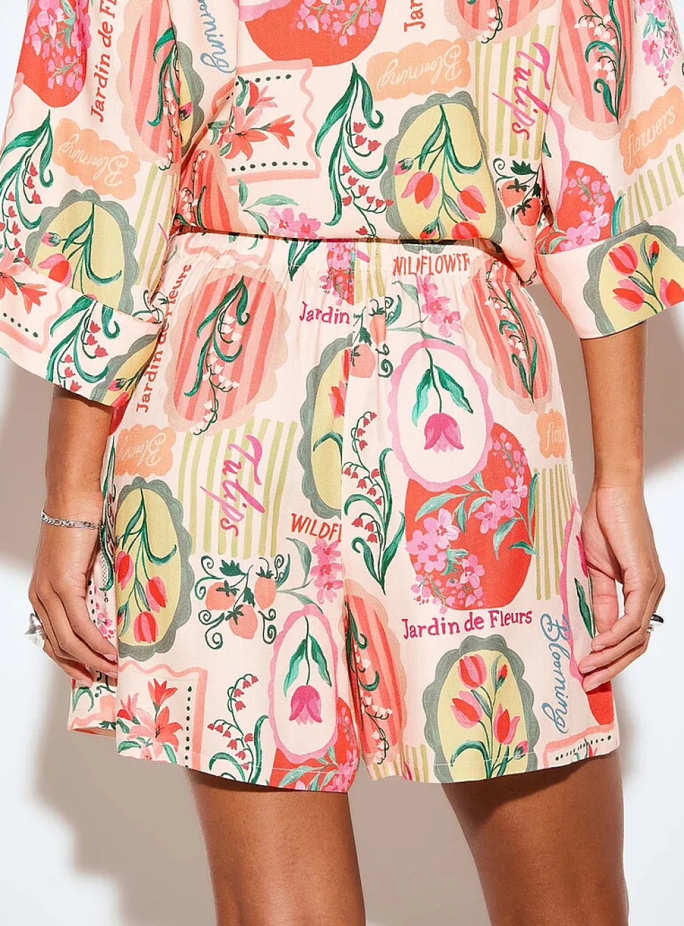 Drawstring-waist short