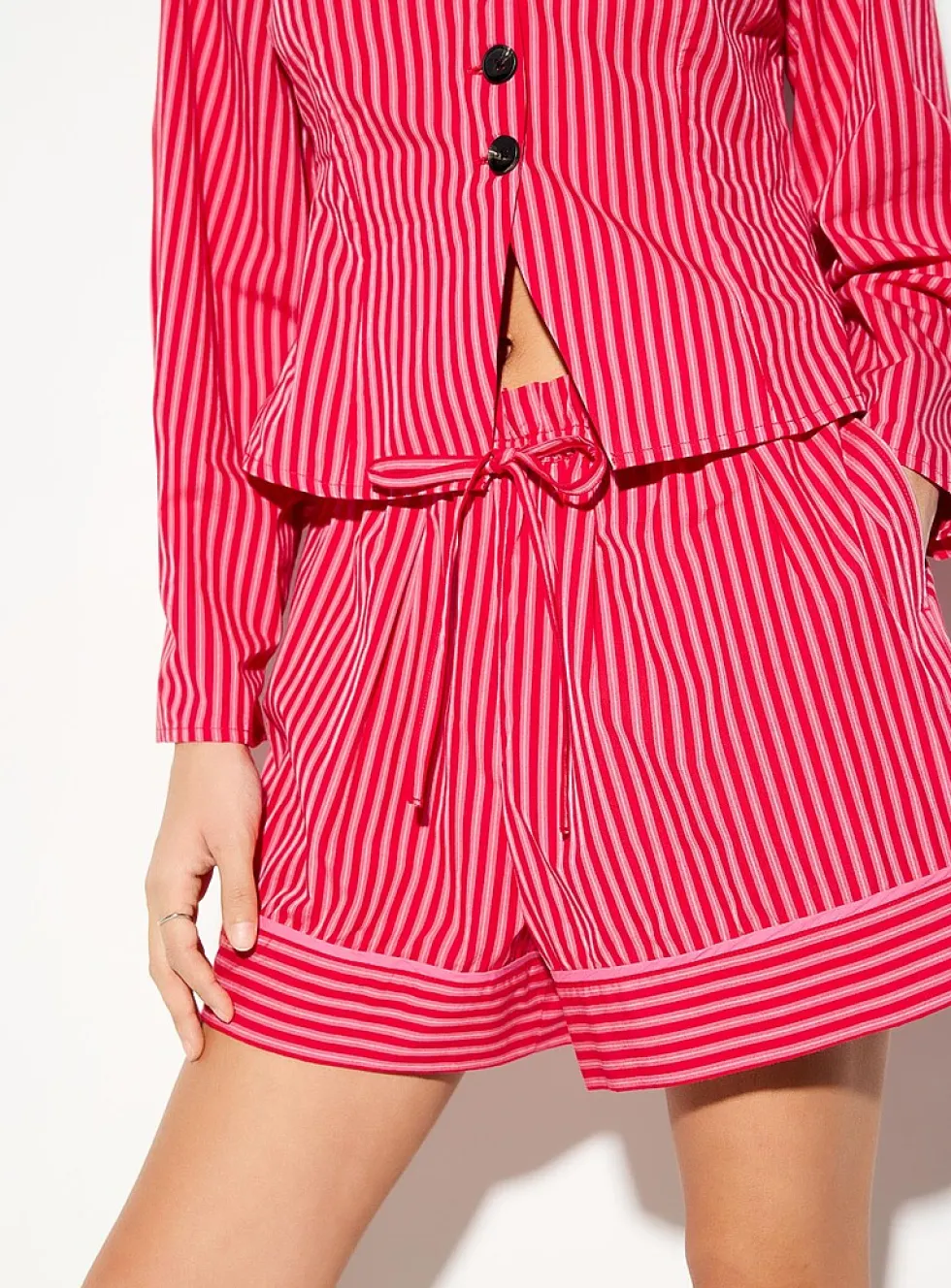 Drawstring-waist wide-leg boxer-style short