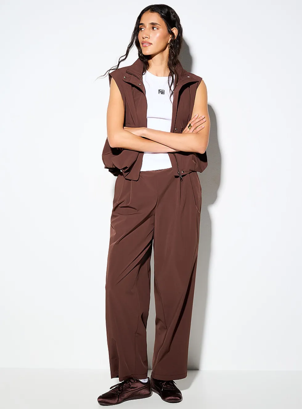 Elastic waist pleated nylon pant