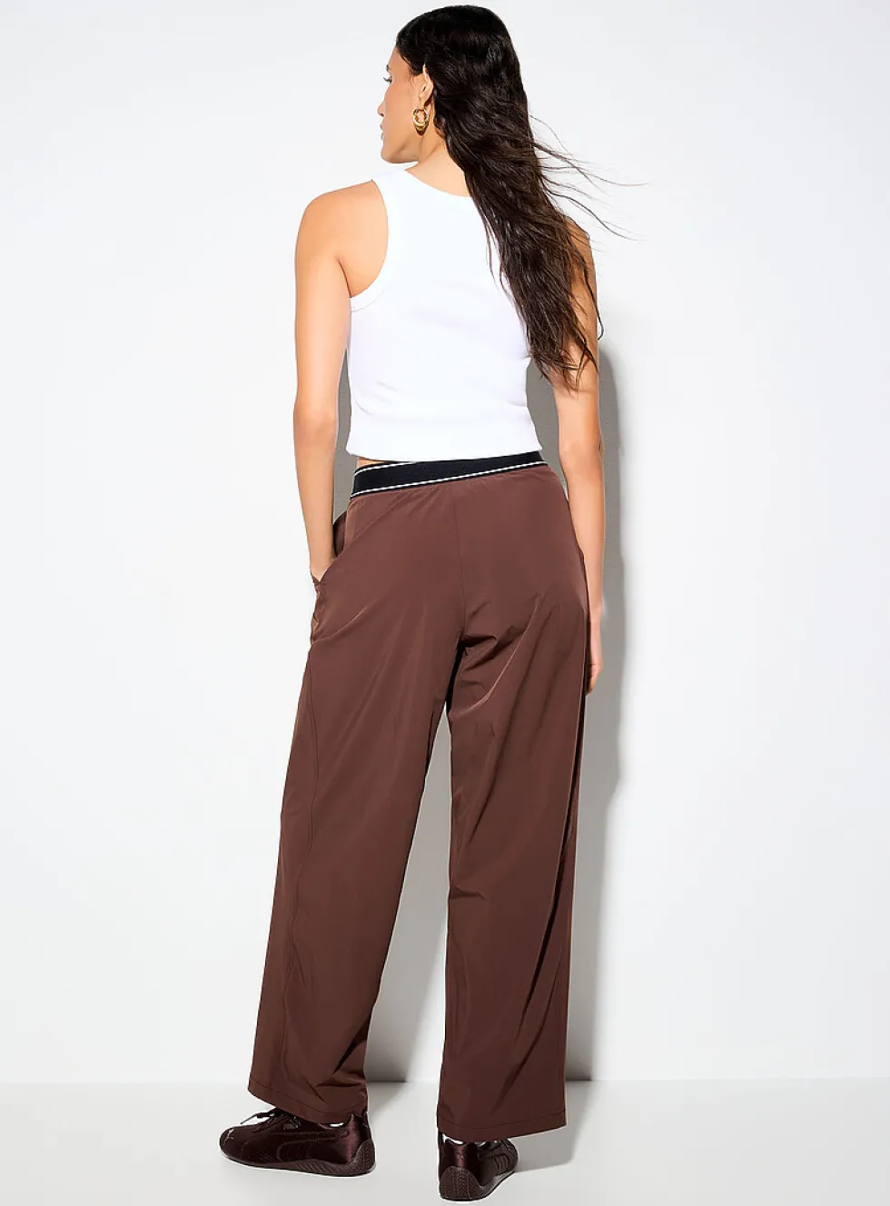 Elastic waist pleated nylon pant