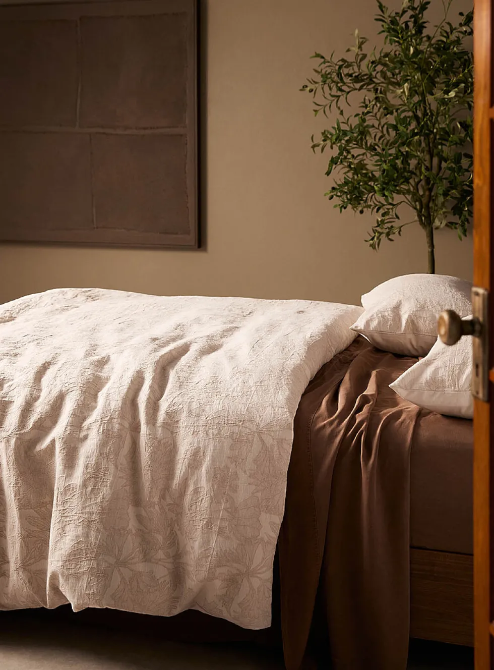 Embossed flowers ivory cotton-linen blend duvet cover set