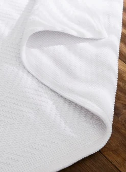 Embossed knots chevron bath mat