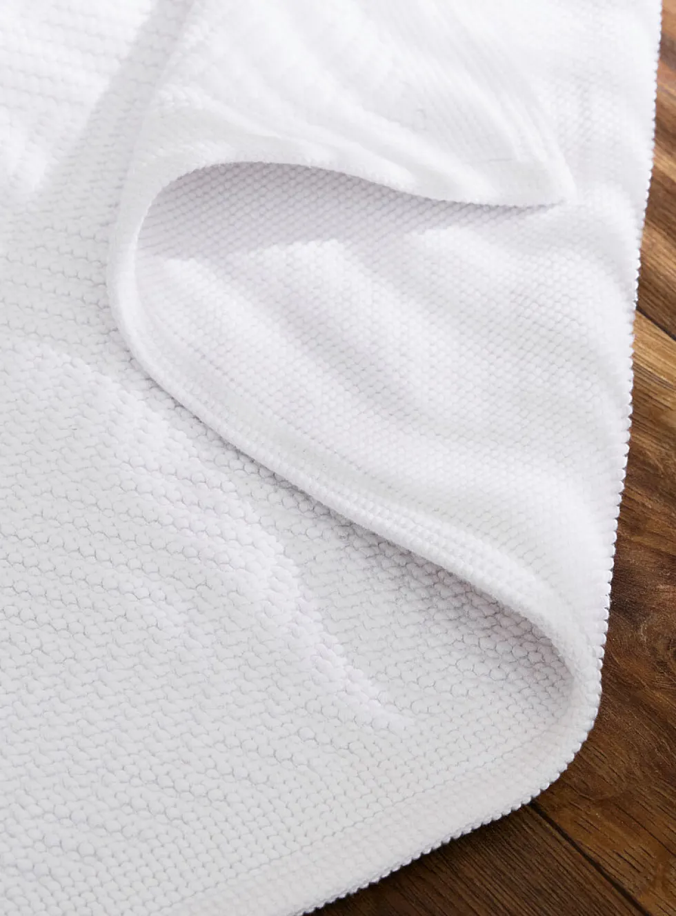Embossed knots chevron bath mat