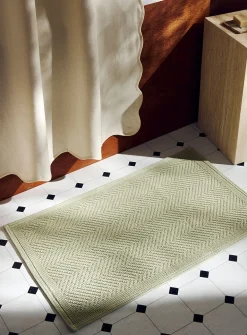 Embossed knots chevron bath mat