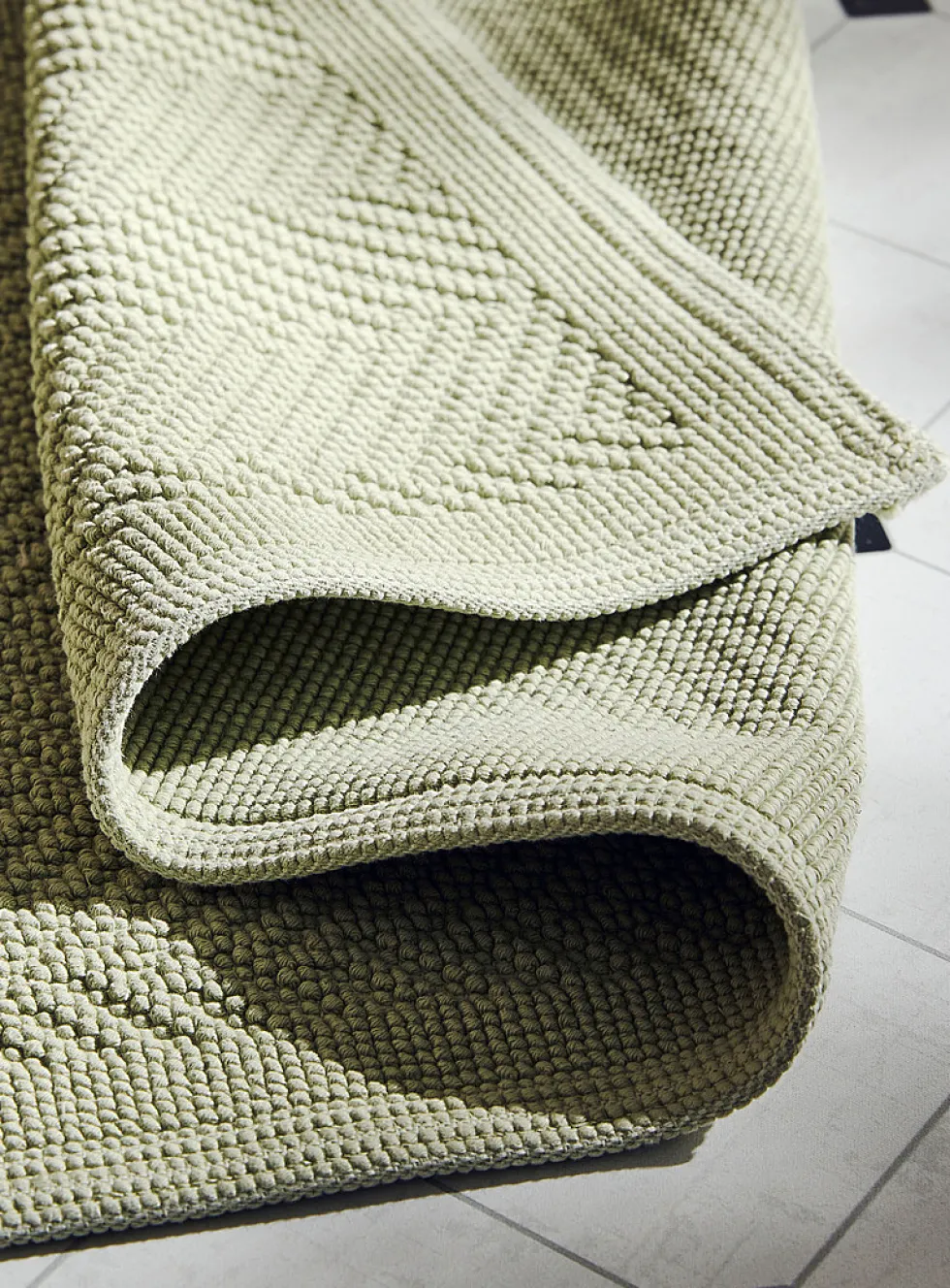 Embossed knots chevron bath mat