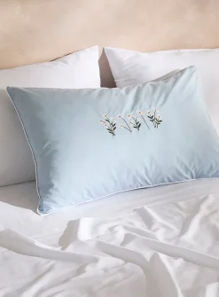 Embroidered daisies pillowcase