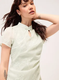 Embroidered flower buttoned-collar maxi dress