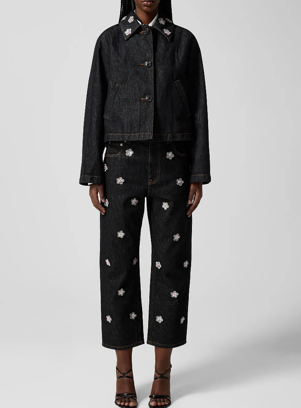 Embroidered flowers carrot-fit jean