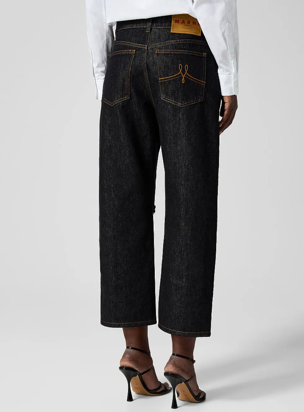 Embroidered flowers carrot-fit jean
