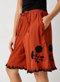 Embroidered flowers ruffled-trim Bermuda short