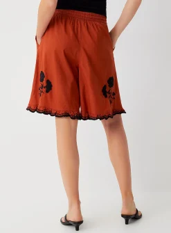 Embroidered flowers ruffled-trim Bermuda short