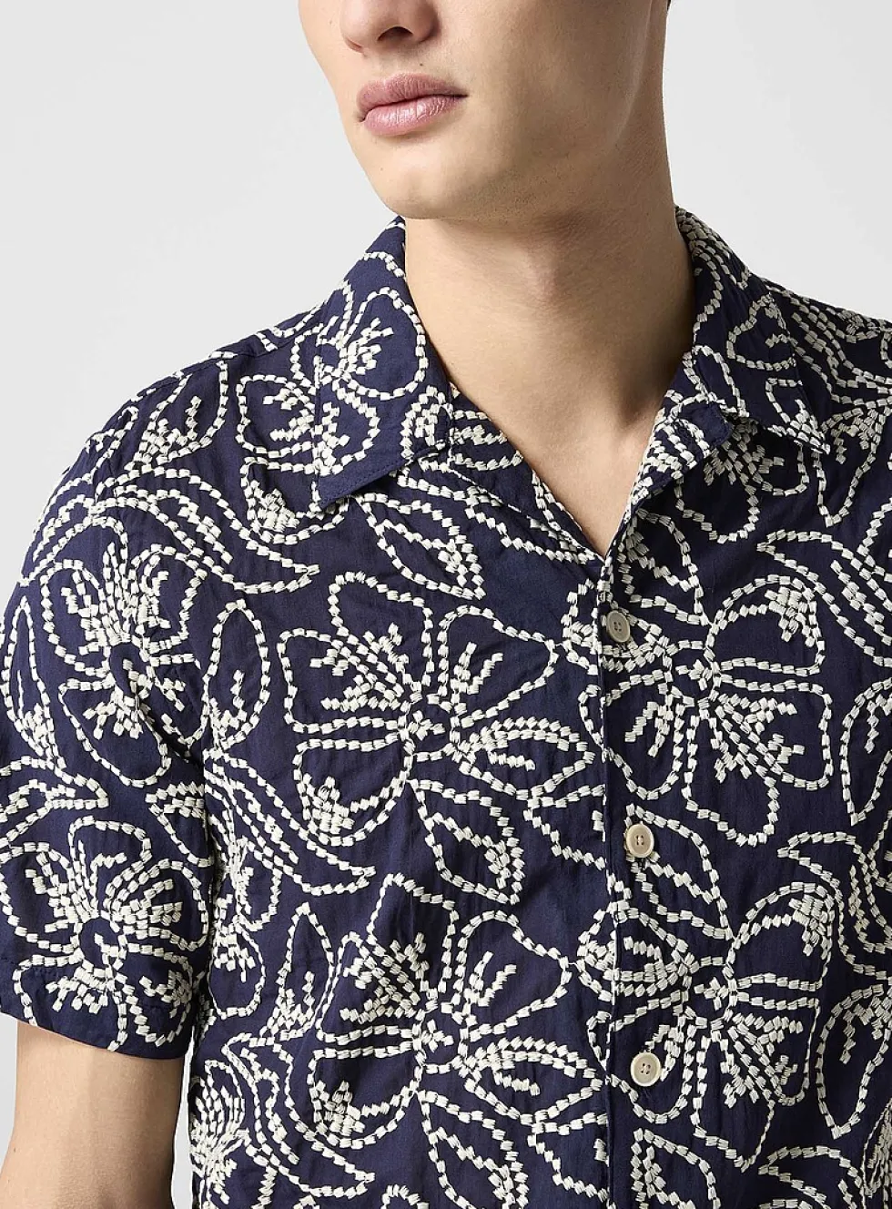 Embroidered flowers short-sleeve shirt
