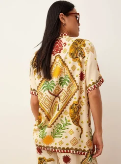 Exotic print notch collar shirt