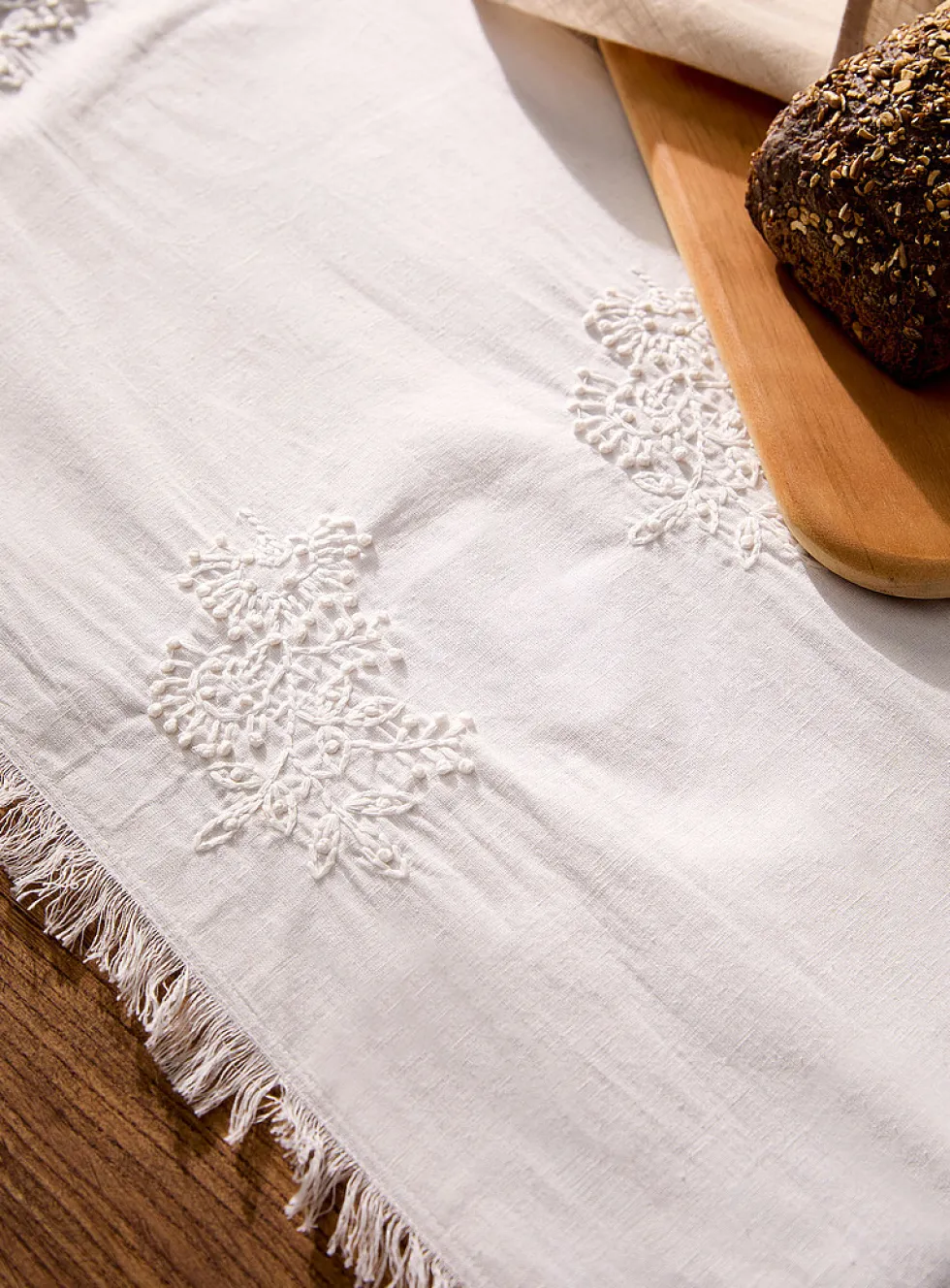 Exquisite embroidery cotton and linen table runner