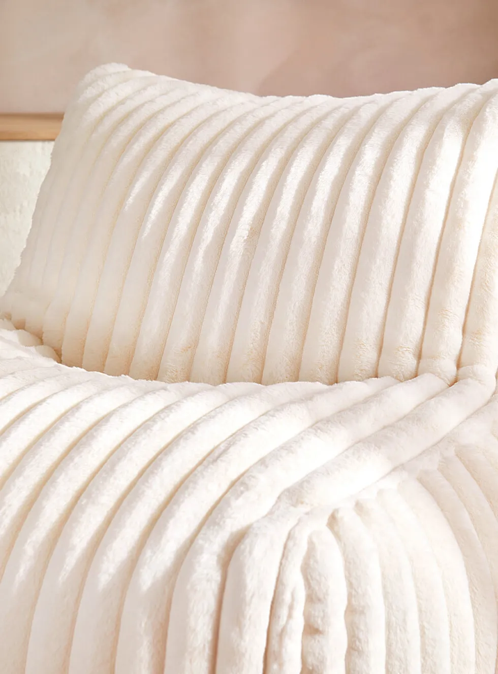 Faux-fur wide stripes chair