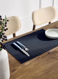 Fine grooves placemat