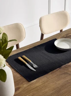 Fine grooves placemat