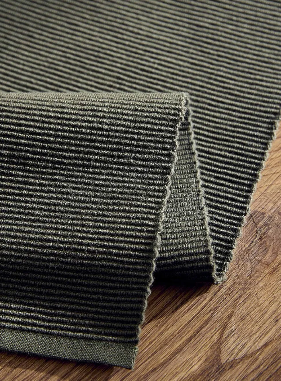 Fine grooves placemat