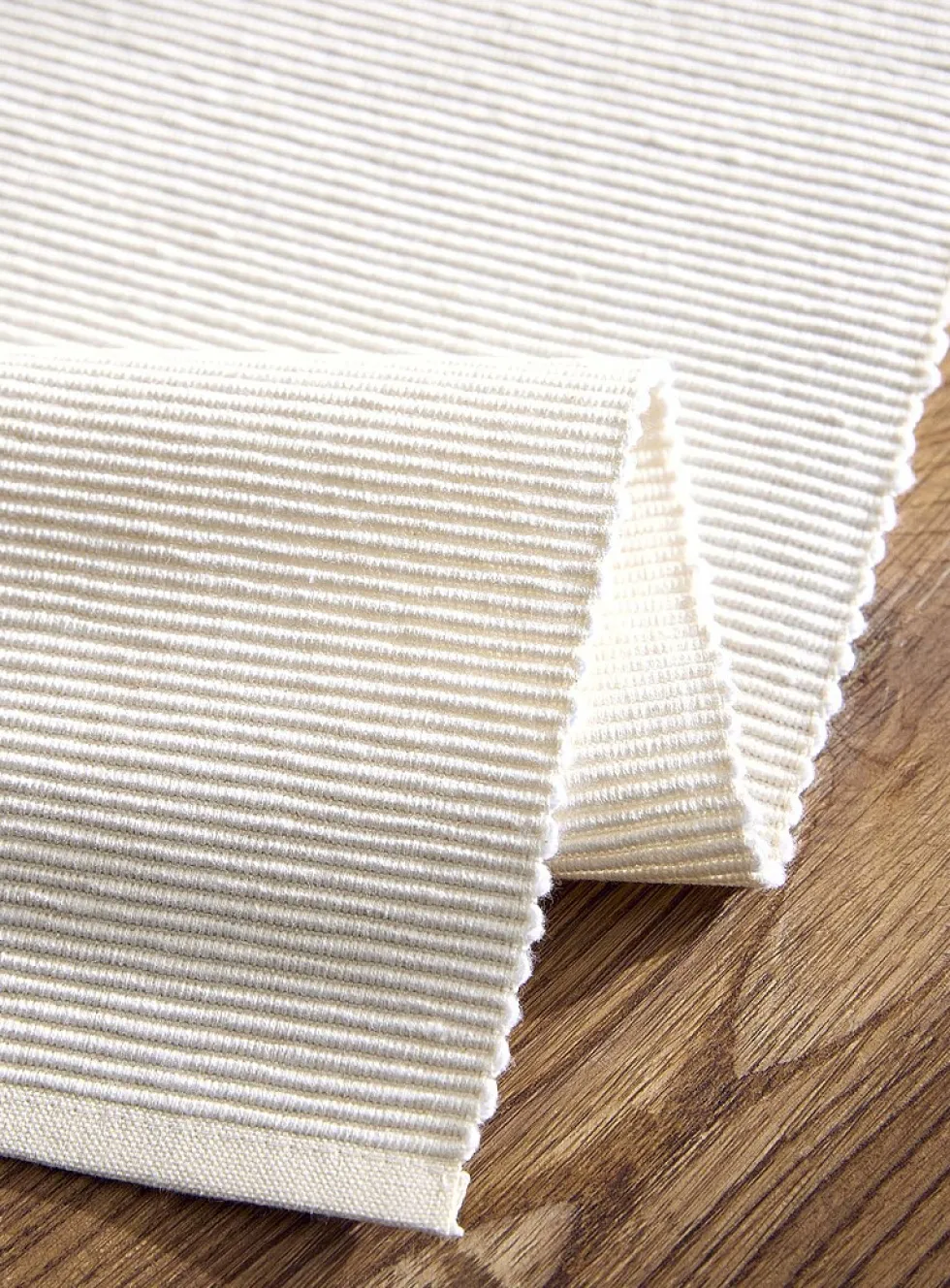 Fine grooves placemat