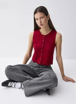 Fine-knit buttoned vest