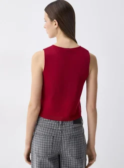 Fine-knit buttoned vest