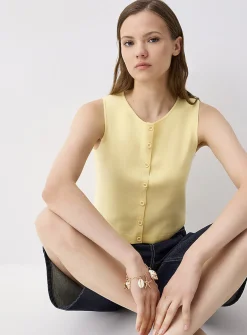 Fine-knit buttoned vest