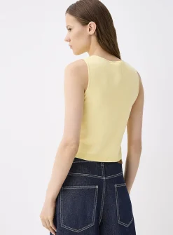Fine-knit buttoned vest