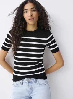 Fine-knit short-sleeve sweater