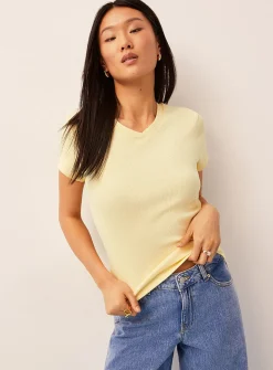 Finely ribbed V-neck tee