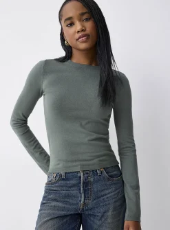 Fitted solid-colour crew-neck sweater