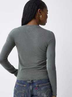 Fitted solid-colour crew-neck sweater