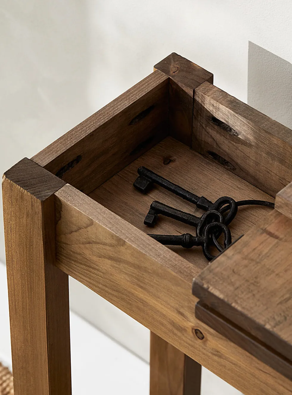 Flip top accent table