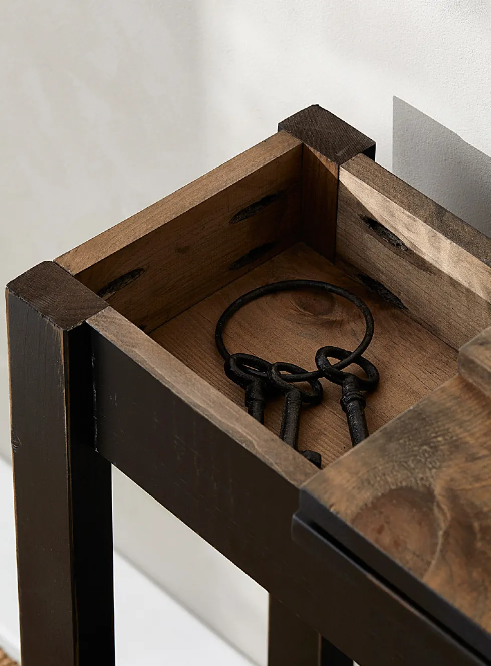 Flip top accent table