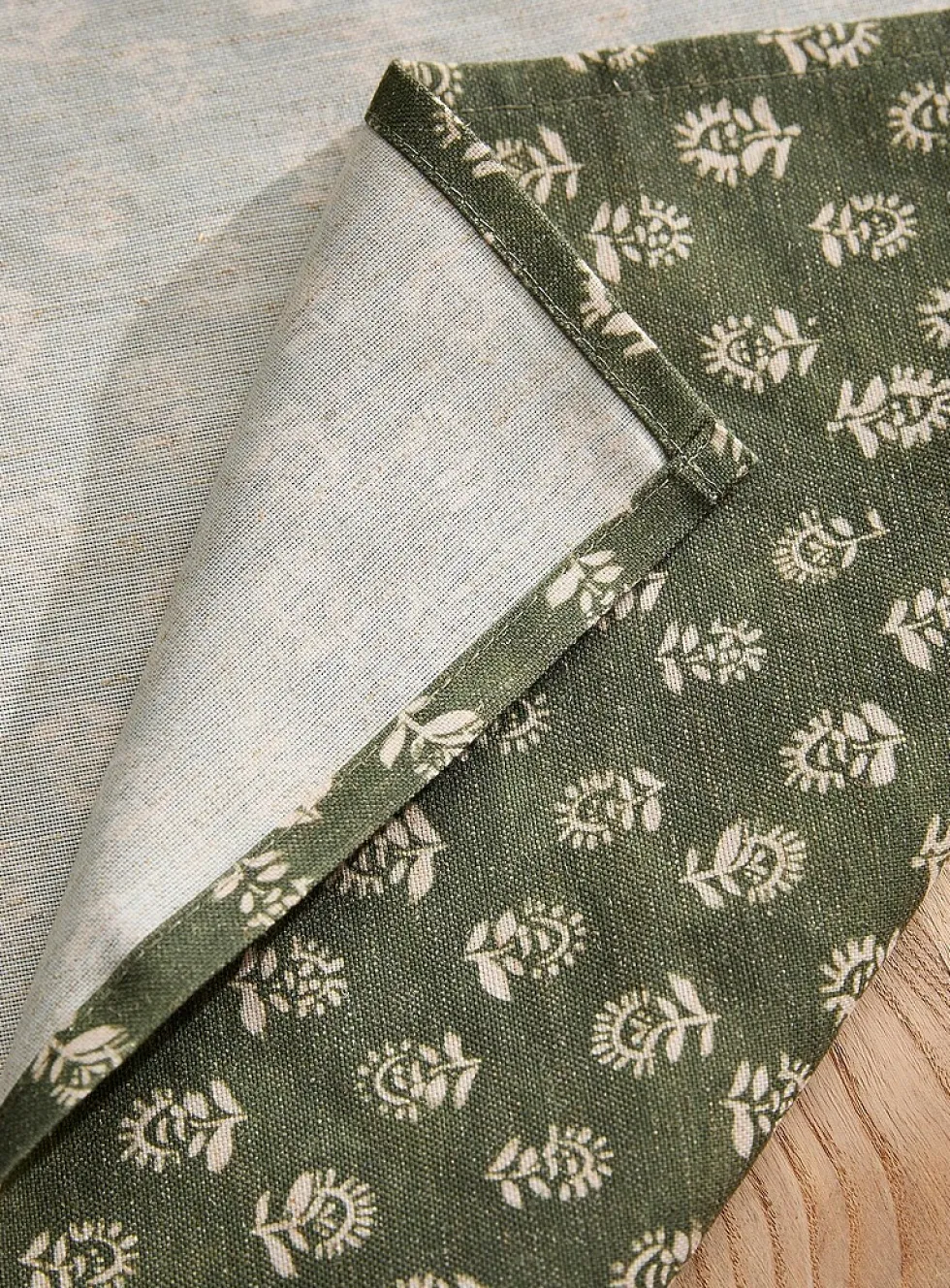 Floral tapestry touch of linen napkins