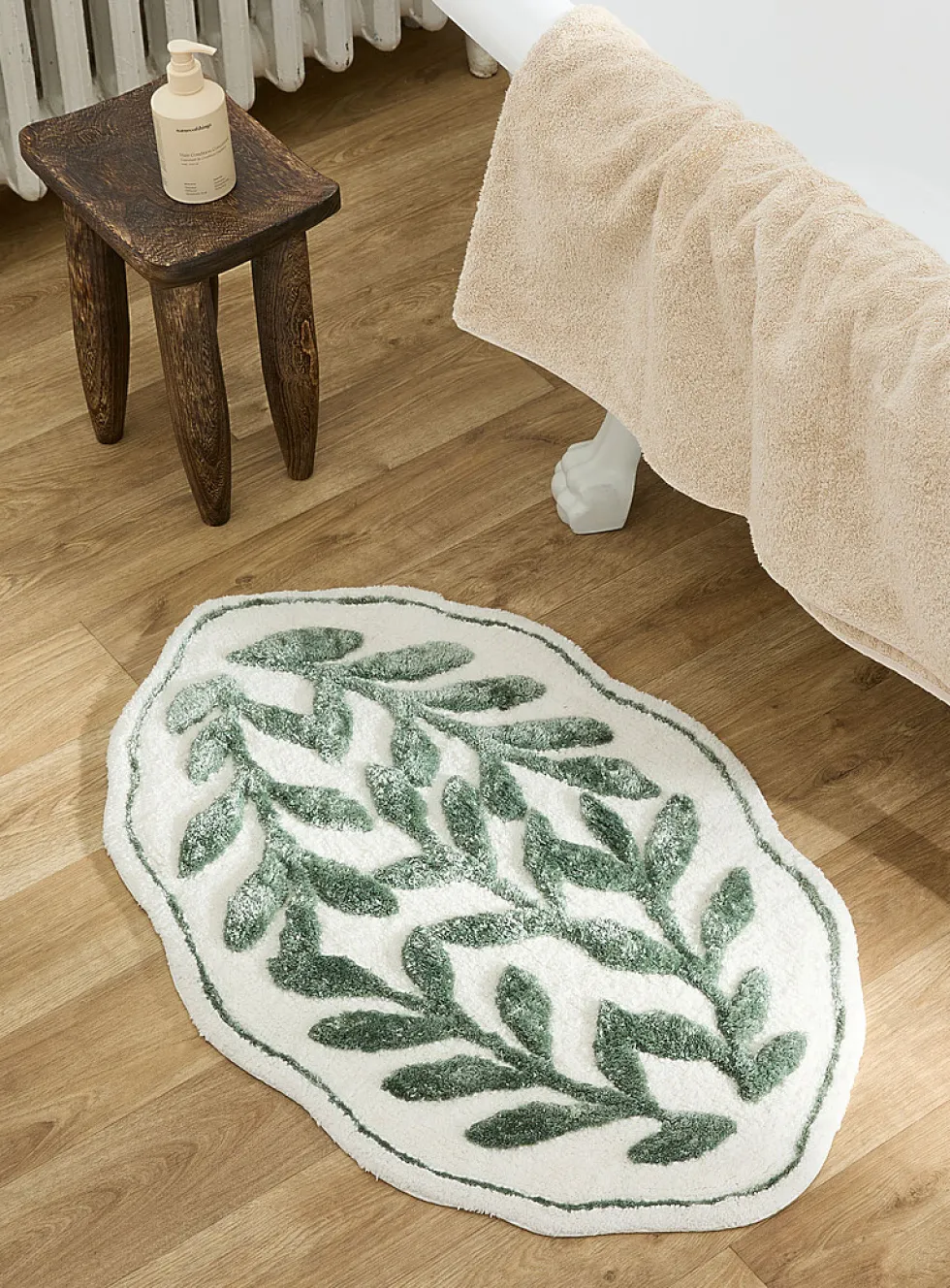 Foliage oval bath mat