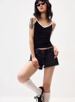 Frayed hem low-rise short