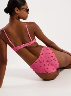 Gathered-back cheeky bottom